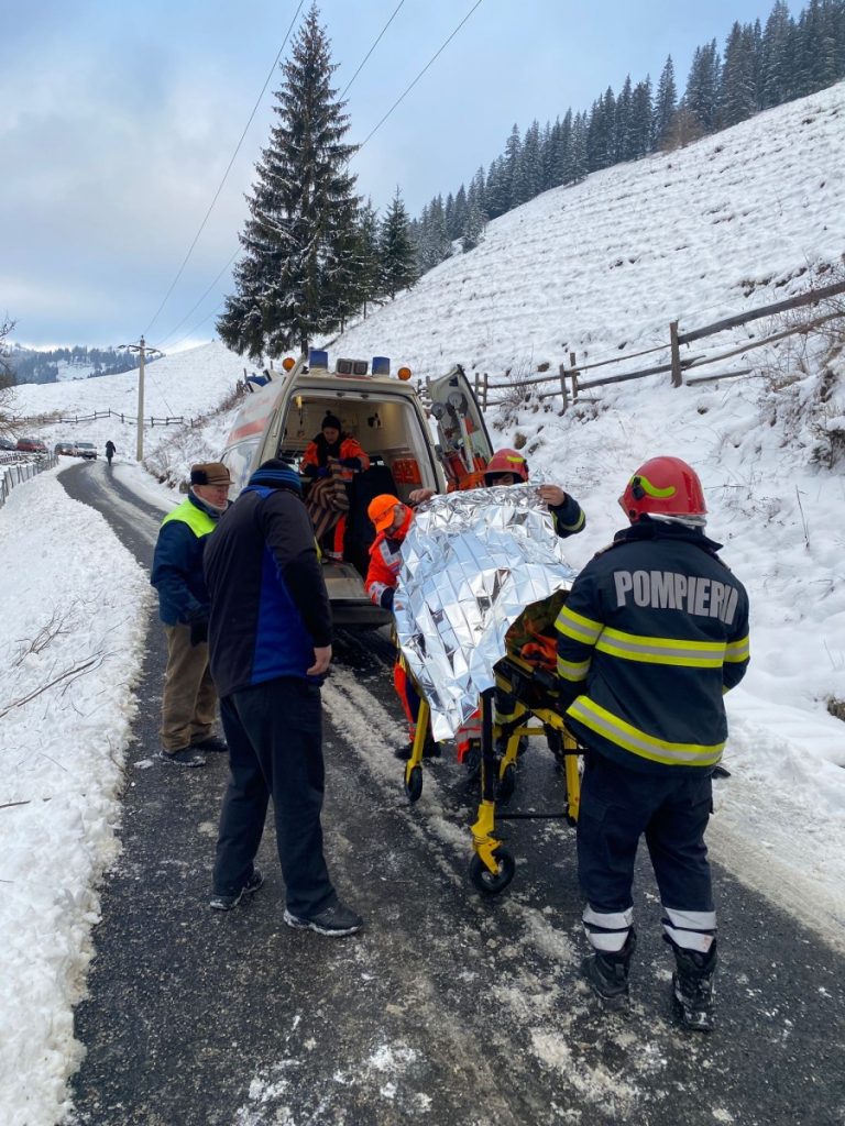 Șoferul care s a răsturnat cu camionul la Valea Putnei a fost adus la