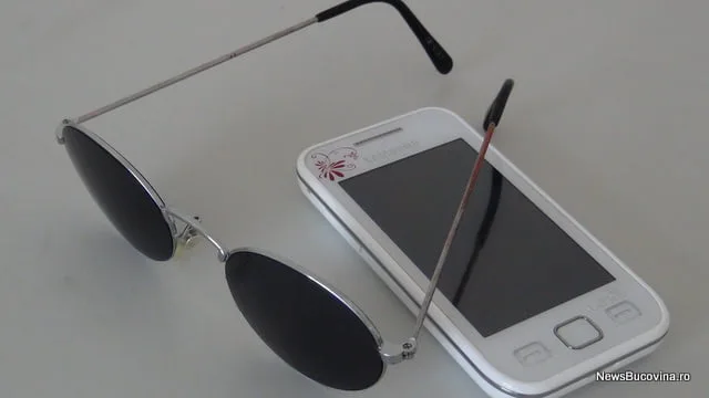 ochelari si telefon