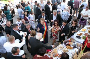 Invitaţii şi oficialităţile au vizitat standurile cu produse culinare şi s-au arătat impresionaţi