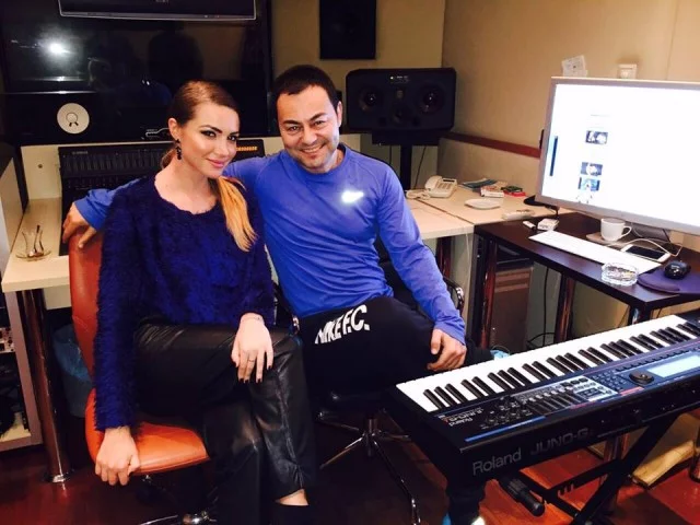 Otilia alături de Serdar Ortaç în studioul de înregistrări din Turcia