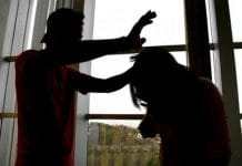 Bărbat arestat preventiv la Fălticeni pentru violență în familie: Și-a băut soția cu pumnii și picioarele, provocându-i fracturi și 50-55 zile de îngrijiri medicale