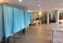 Secție de votare la USV pentru alegerile prezidențiale și referendumul din Republica Moldova