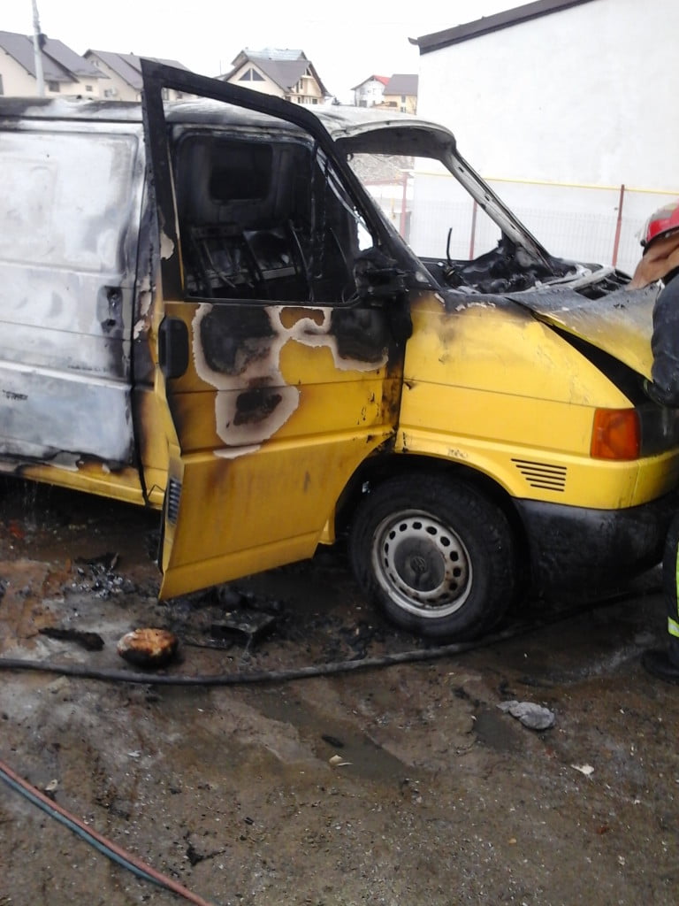 microbuz incendiu