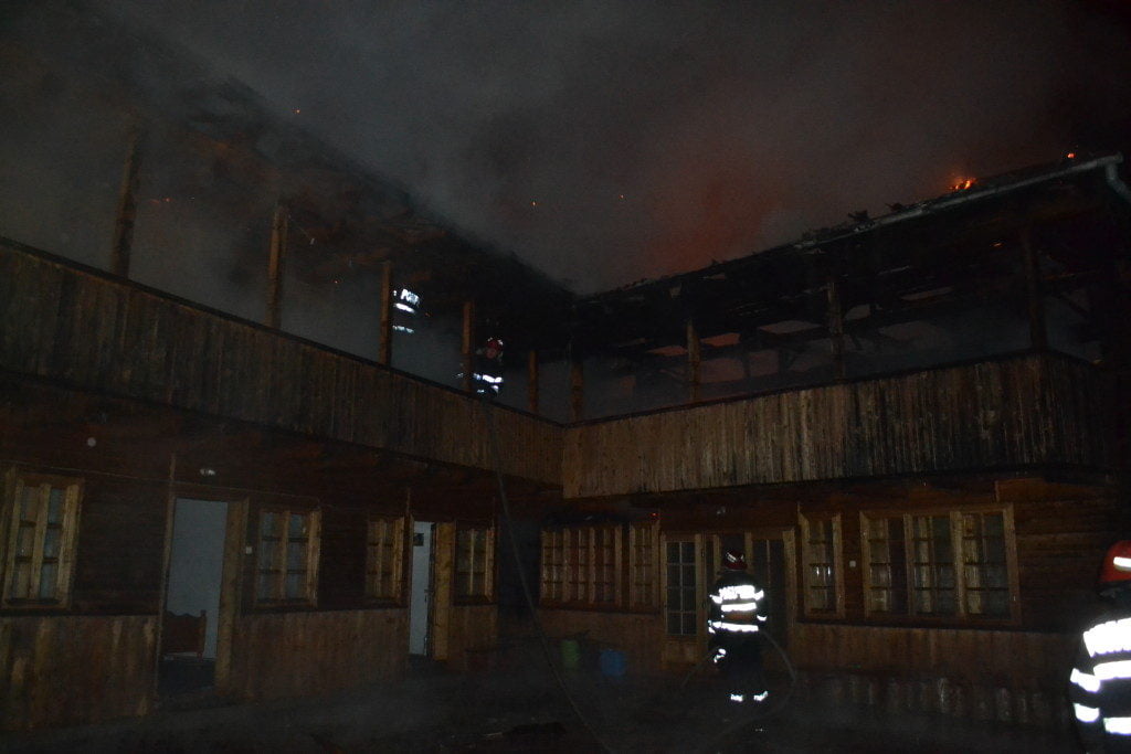 pensiune incendiu pompieri noaptea (2)