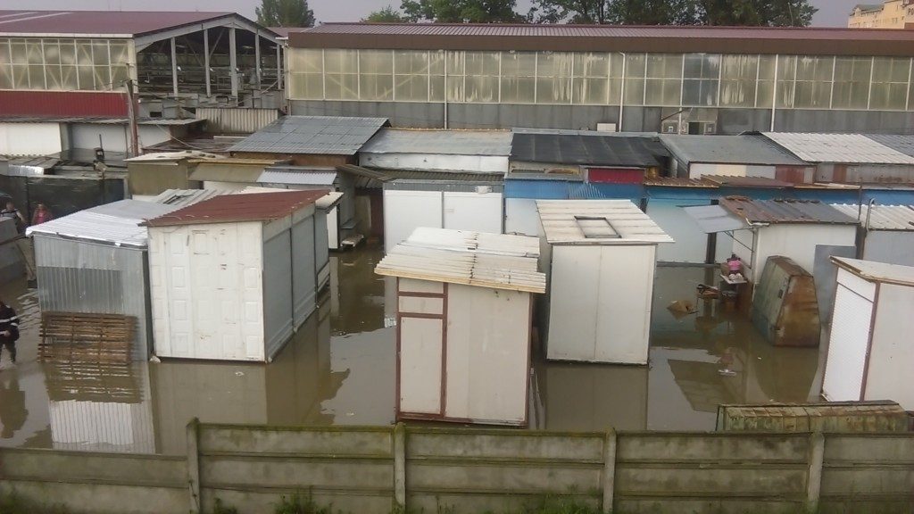 bazar inundat