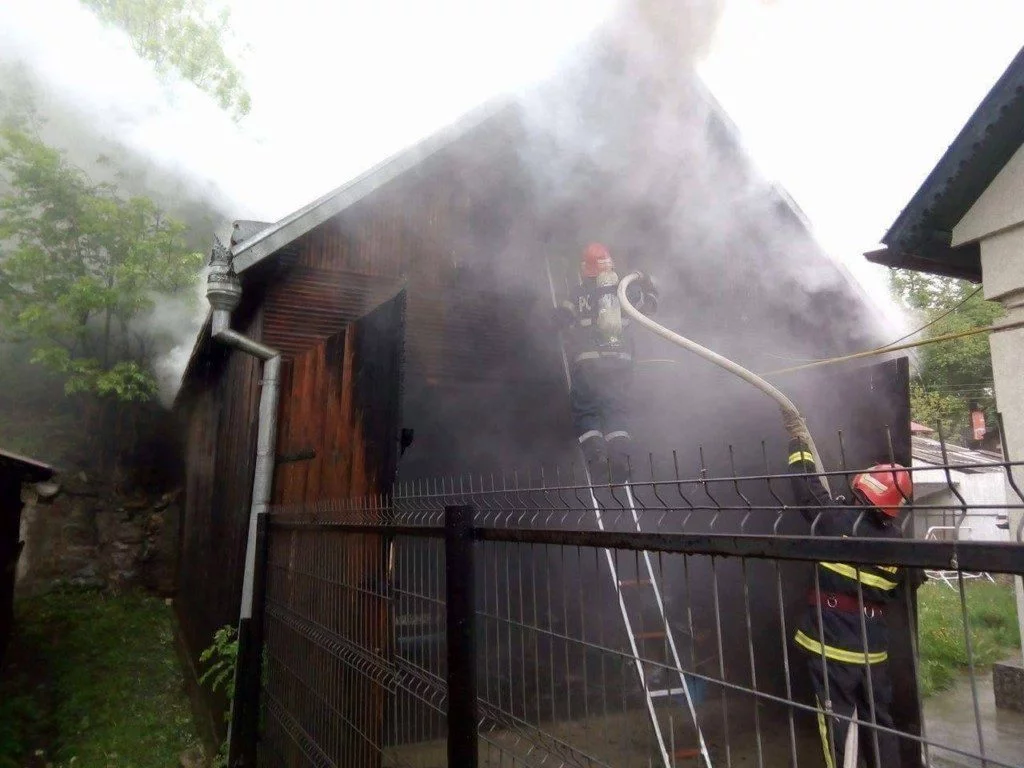 incendiu garaj isu pompier (4)