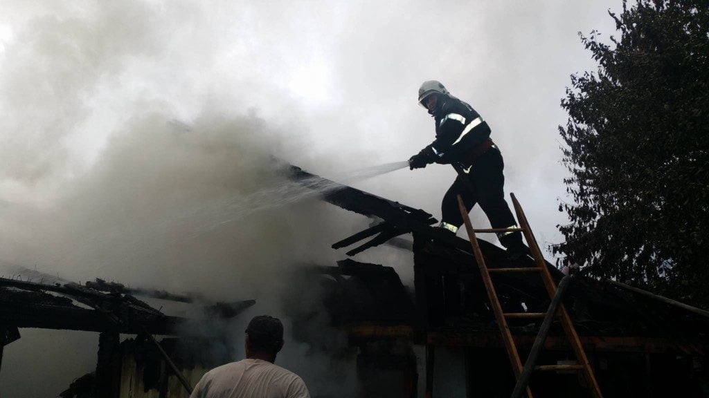 incendiu casa pompieri isu (14)