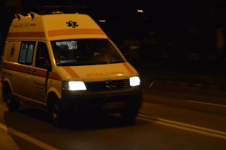 O fetiță de 7 ani a fost rănită la Siret după ce mașina în care se afla a lovit un cap de pod. Șoferul mașinii era băut