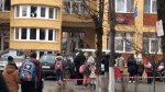 Trafic aglomerat in curtea scolii gen nr 9 suceava