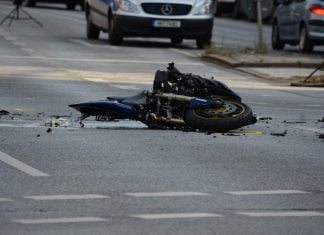 Tânăr de 20 de ani, fără permis și cu alcoolemie de peste 2,3 g‰, reținut după ce a căzut cu motocicleta în Rădăuți