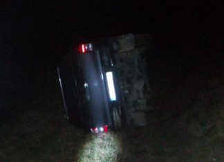 Accident în Ciprian Porumbescu: BMW răsturnat după impact cu un cap de pod; doi tineri răniți