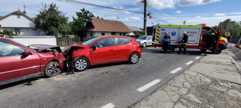 Accidentul de la Dumbrăveni cu doi răniți provocat de o șoferiță din Botoșani care a pătruns pe contrasens