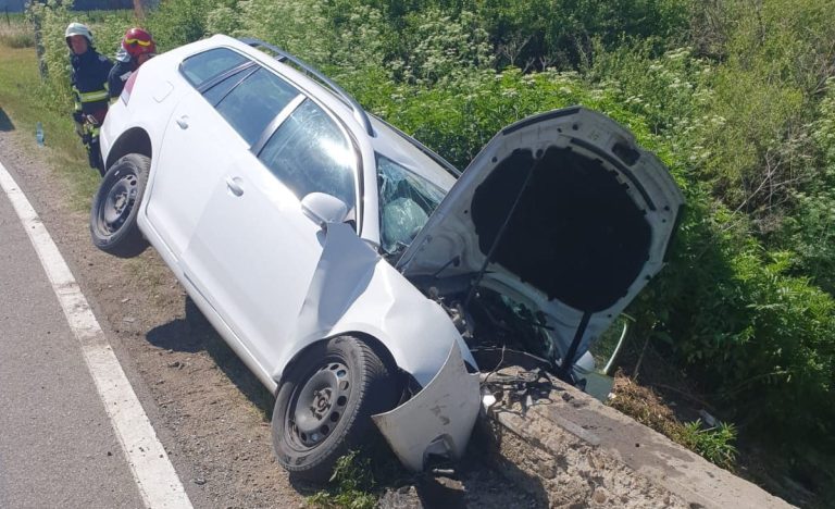 Un bărbat a murit, iar alte patru persoane au fost rănite în urma accidentului de la Brăiești. Din cauza vitezei șoferul a pierdut controlul mașinii și a lovit un cap de pod