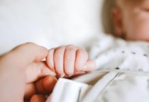 O familie acuză neglijență gravă într-o creșă de stat din județul Suceava: copil de sub 2 ani, cu vânătăi după ce a fost lăsat singur pe întuneric într-un pătuț înalt