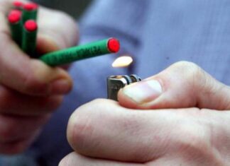 Tânăr de 25 de ani din Broșteni, prins în flagrant cu petarde interzise de categoria P1. Poliția Suceava reamintește că acesta pot fi utilizate doar de pirotehnicieni autorizați