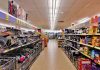 Furt la self-pay, într-un supermarket din Suceava: Un bărbat a scanat un singur produs, iar o femeie a scos căruciorul plin.