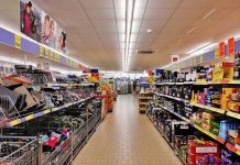 Furt la self-pay, într-un supermarket din Suceava: Un bărbat a scanat un singur produs, iar o femeie a scos căruciorul plin.