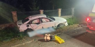 Un tânăr de 22 de ani care a șicanat în trafic autoturismul care a ieșit de pe șosea a fost introdus în arest. În accident a murit un radautean de 31 de ani, iar o fetiță de 4 ani a fost grav rănită