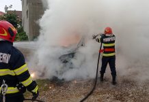 Un autoturism BMW a luat foc pe strada Putna din Burdujeni la scurt timp după ce i-au fost efectuate lucrări la alternator