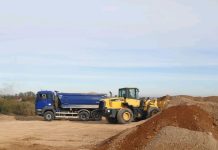 Exploatare ilegală de agregate minerale în albia râului Suceava în zona Satu Mare-Dornești. Polițiștii au indisponibilizat un camion încărcat
