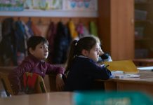 Salvați Copiii cere Guvernului păstrarea burselor sociale și în vacanță: „Sărăcia nu intră în vacanță odată cu școala”