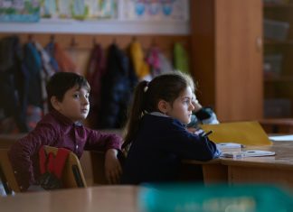 Salvați Copiii cere Guvernului păstrarea burselor sociale și în vacanță: „Sărăcia nu intră în vacanță odată cu școala”