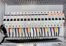 Incendiu la panouri electrice într-o zonă rezidențială din Suceava de la contactul imperfect al conductorilor