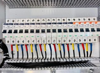 Incendiu la panouri electrice într-o zonă rezidențială din Suceava de la contactul imperfect al conductorilor