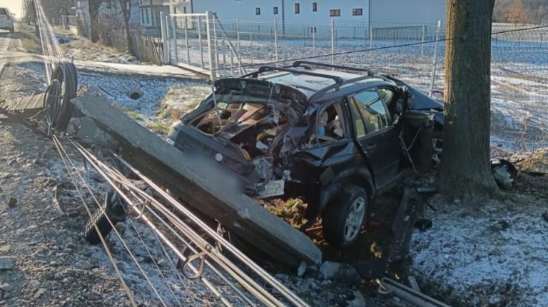 Accident rutier în Horodnic de Sus: Șofer rănit după ce mașina sa a lovit un stâlp