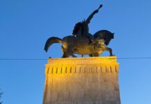 Platforma de la statuia ecvestră a lui Ștefan cel Mare va fi refăcută cu 5,87 milioane de lei. Primăria Suceava spune că vrea să modernizeze zona și să corecteze lucrările făcute în 2019
