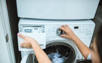 Studiu: Românii nu mai uită încărcătoarele în priză și își spală mai des rufele în regim eco