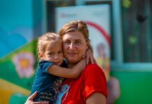 Numărul mamelor care lucrează în străinătate pentru că nu își găsesc de lucru în România este dublu față de cel al taților-Studiu Salvați Copiii