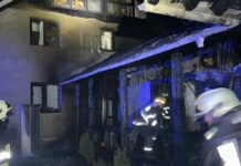 Incendiu în noapte la o gospodărie din Poiana Mărului. Cinci echipaje de pompieri au acționat pentru lichidarea acestuia