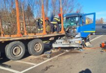 Accident rutier grav la Bunești: Trei vehicule implicate, un șofer încarcerat și salvat de pompieri