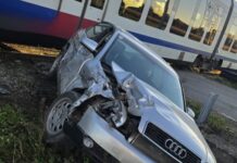 Șoferul rănit după ce mașina a fost lovită de tren nu s-a asigurat la trecerea căii ferate