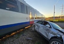Bărbat rănit la Horodnic de Jos după ce mașina sa a fost acroșată de un tren la o trecere la nivel cu calea ferată
