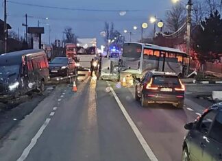 Circulație blocată după un accident la Spătărești: două autoutilitare și un autocar s-au ciocnit – 8 persoane, inclusiv doi minori, evaluate la fața locului