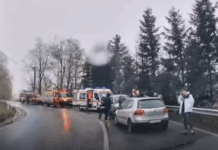 Accident cu doi răniți și trei mașini implicate la Moara după ce un șofer beat a pierdut controlul mașinii într-o curbă