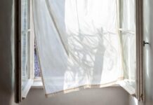 Scandal la uscătorul de rufe în Burdujeni: Un vecin a amenințat o femeie pentru că lasă geamurile deschise