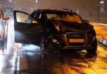 Urmărire în Rădăuți după un tânăr ucrainean beat care fusese implicat într-un scandal și a fugit când au venit jandarmii. În timpul urmăririi a intrat cu mașina într-un parapete de pe șoseaua de centură și a fugit pe jos