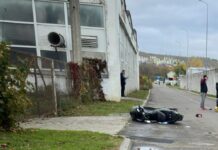 Motociclist rănit și patru autoturisme avariate în Suceava după ce o șoferiță a depășit pe linia continuă