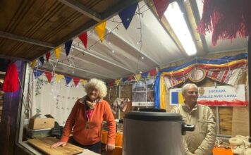 Orașul Laval, înfrățit cu Suceava, deschide Târgul de Crăciun cu un stand românesc: 260 de porții de varză à la Cluj și artizanat bucovinean