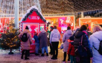 Caravana Coca-Cola vine la Suceava: Luminile de Crăciun și Moșul poposesc în fața Consiliului Județean!