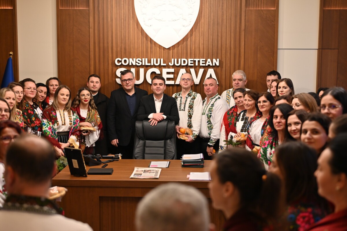 Colindători de la Liceul Tehnologic „Ștefan cel Mare” Cajvana la Consiliul Județean Suceava: Moment emoționant pentru președintele Gheorghe Șoldan