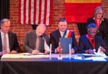 Suceava și Lansing (Michigan) au devenit orașe înfrățite. Acordul a fost semnat în capitala statului american de viceprimarul Daniel Ungurian și primarul din Lansing, Andy Schorr