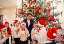 Colindători în Palatul Administrativ: Copii din mai multe școli au adus bucuria Crăciunului la Consiliul Județean Suceava