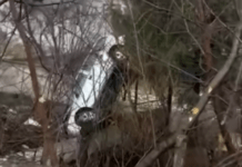 Accident rutier pe DJ 208A în Ipotești: O pasageră rănită ușor după ce mașina condusă de o șoferiță a intrat în albia unui pârâu și într-o balustradă metalică a unui podeț