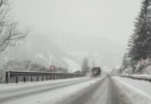 Ninsoare abundentă în zona de munte a judelului. Prefectul județului spune că se acționează cu toate utilajele