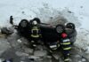 Unul dintre copiii din mașina răsturnată în albia râului Bistrița la Vatra Dornei a murit; alți doi minori sunt în stare gravă, dar stabilă