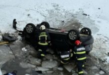 Unul dintre copiii din mașina răsturnată în albia râului Bistrița la Vatra Dornei a murit; alți doi minori sunt în stare gravă, dar stabilă